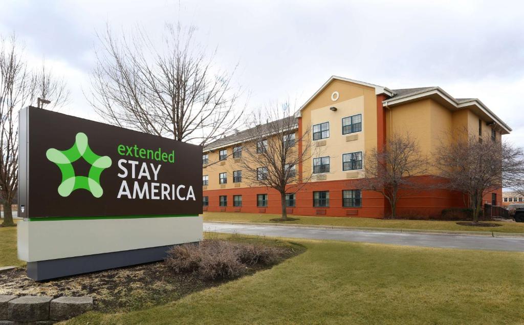 ein Krankenhausschild vor einem Gebäude in der Unterkunft Extended Stay America Suites - Chicago - Buffalo Grove - Deerfield in Riverwoods