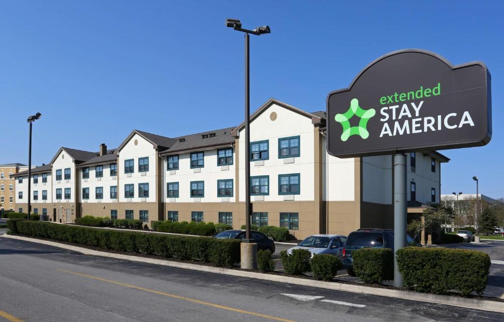 a sign in front of a stay america building at Extended Stay America Select Suites - Chicago - O'Hare in Rosemont