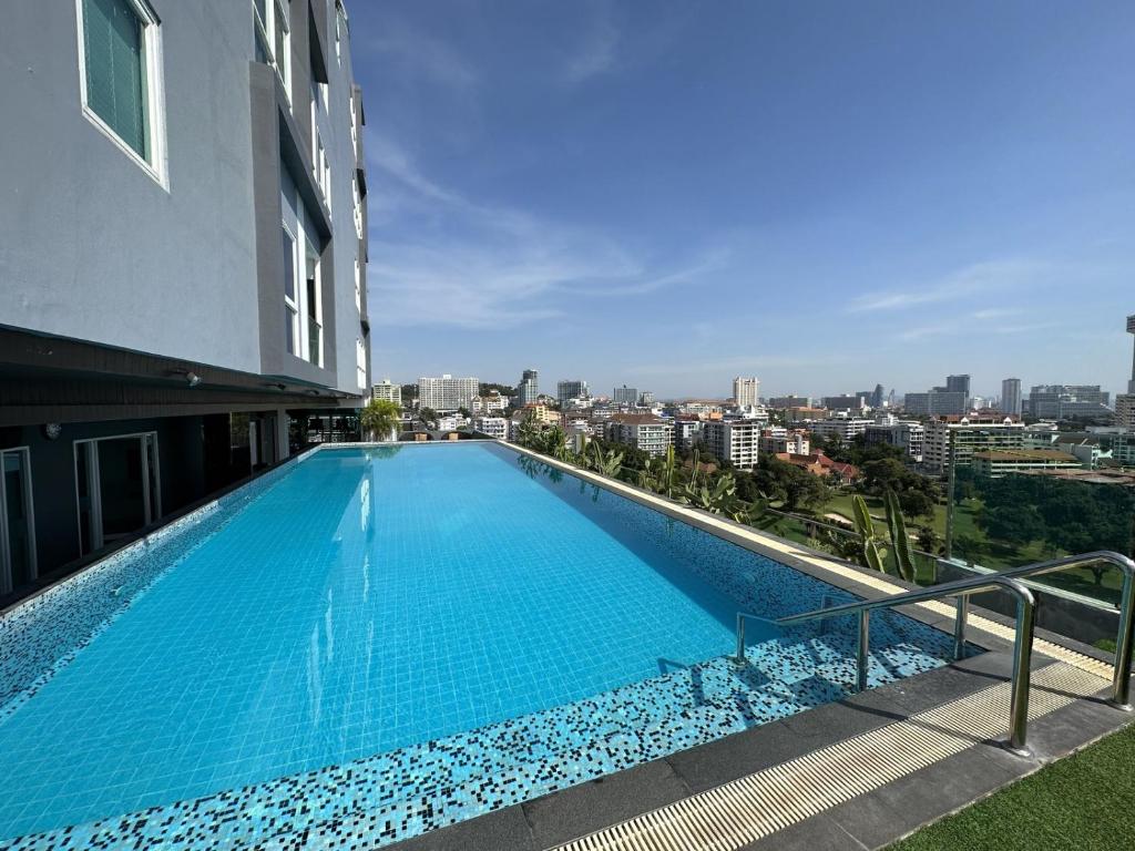 Bazén v ubytování One Tower 1 Bed 84 by ThaiminatorPattaya nebo v jeho okolí