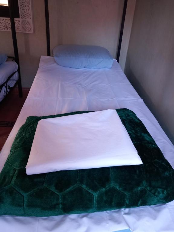 Postel nebo postele na pokoji v ubytování Riad Hostel JAD ZIAD