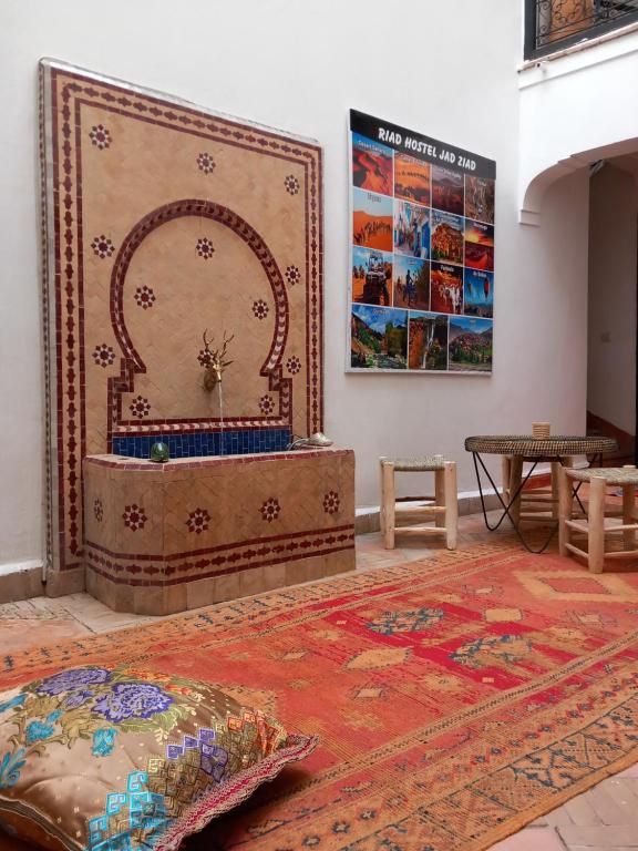 una camera con un grande tappeto orientale sul pavimento di Riad Hostel JAD ZIAD a Marrakech