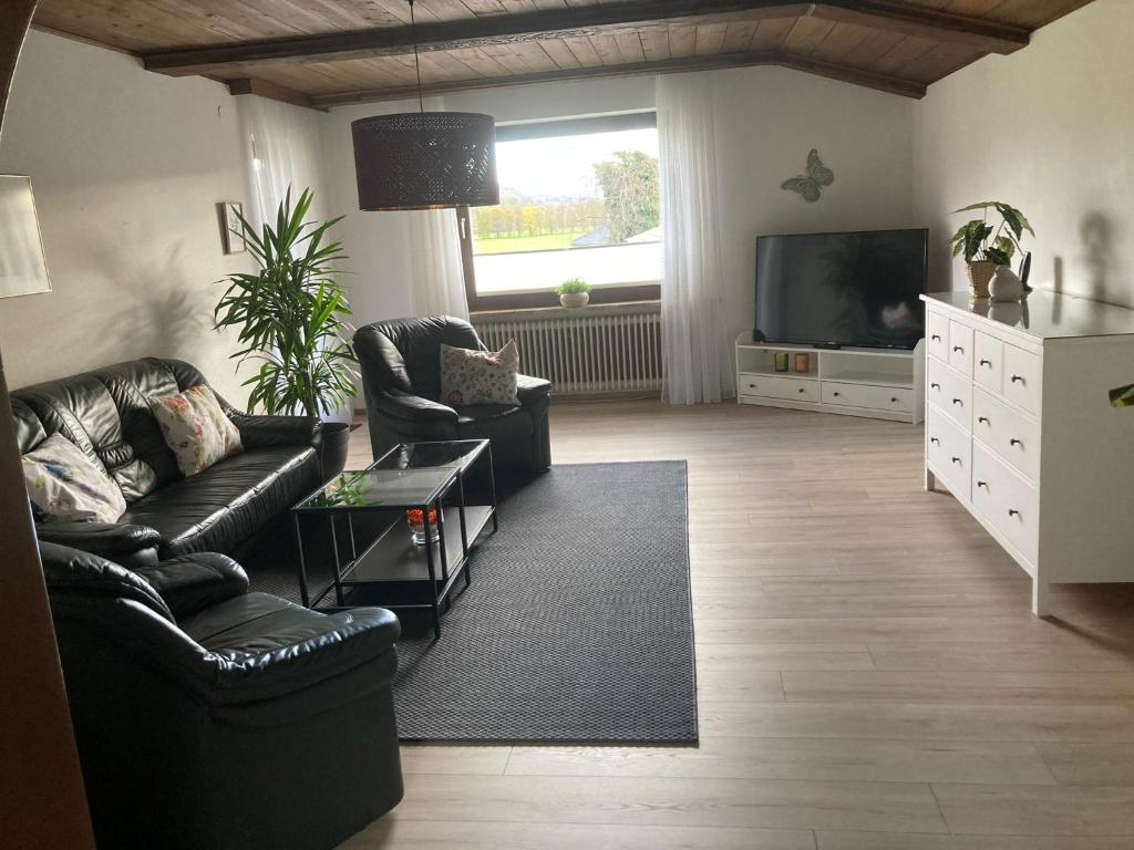 Sala de estar con 2 sofás y TV en Apartment Valerie - Villa Mühlei Alterbachstr 9 en Anif