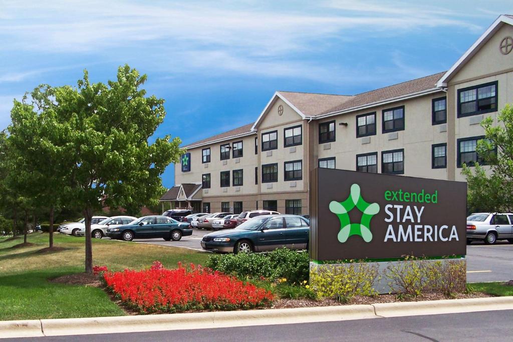 una señal frente a un edificio americano de estancia en Extended Stay America Suites - Chicago - Burr Ridge, en Burr Ridge