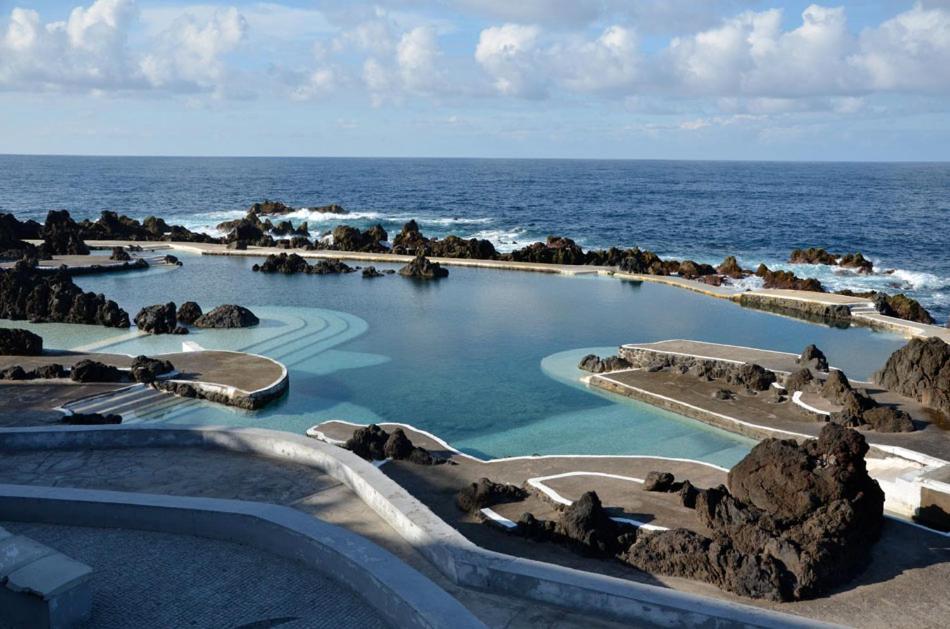 una piscina con el océano en el fondo en Pico dos Anjos, en Porto Moniz