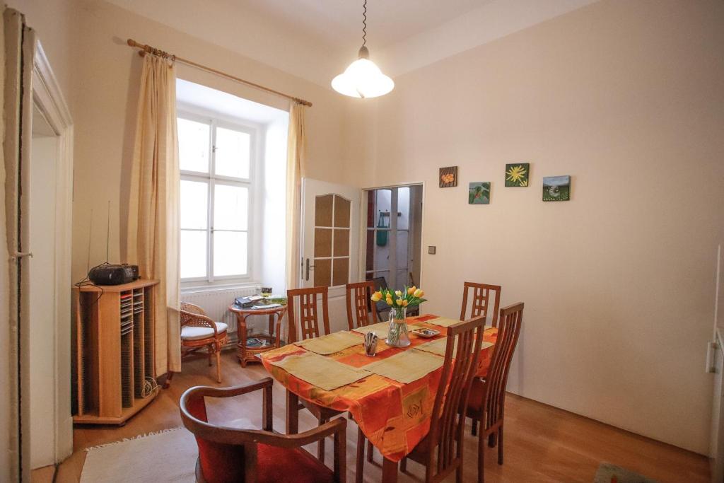 プラハにあるMiraculous Appartementのダイニングルーム(テーブル、椅子、窓付)