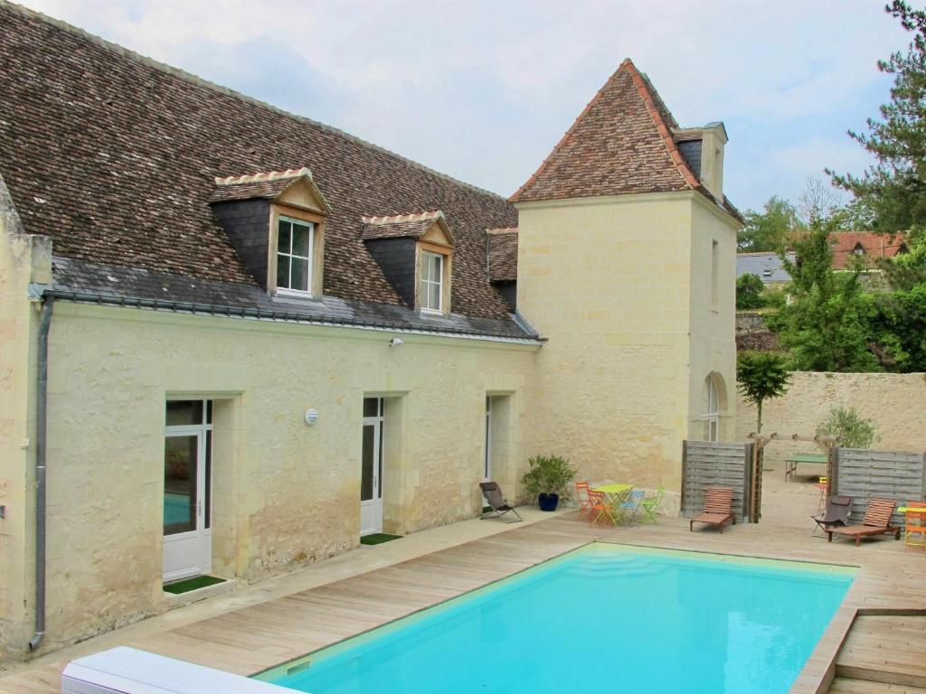 - une vue extérieure sur une maison avec une piscine dans l'établissement Gîtes de la Bigauderie, à Montlouis-sur-Loire