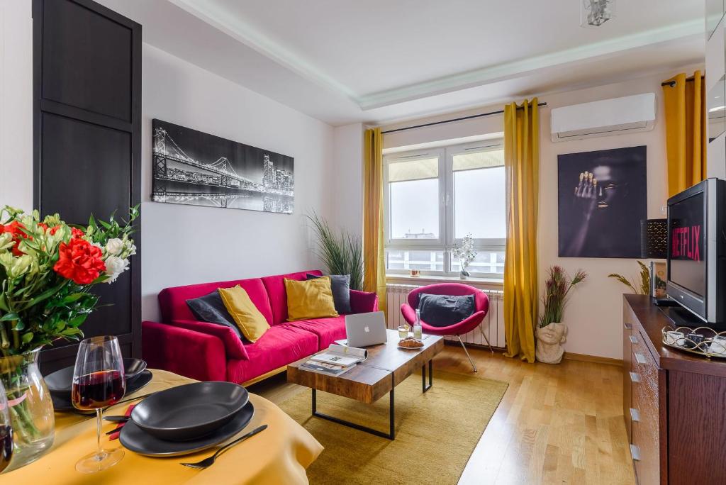 Televízia a/alebo spoločenská miestnosť v ubytovaní Lumina apart with balcony Platinum Tower