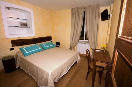 Un dormitorio con una cama con almohadas azules. en Affittacamere Da Cesare, en Monterosso al Mare