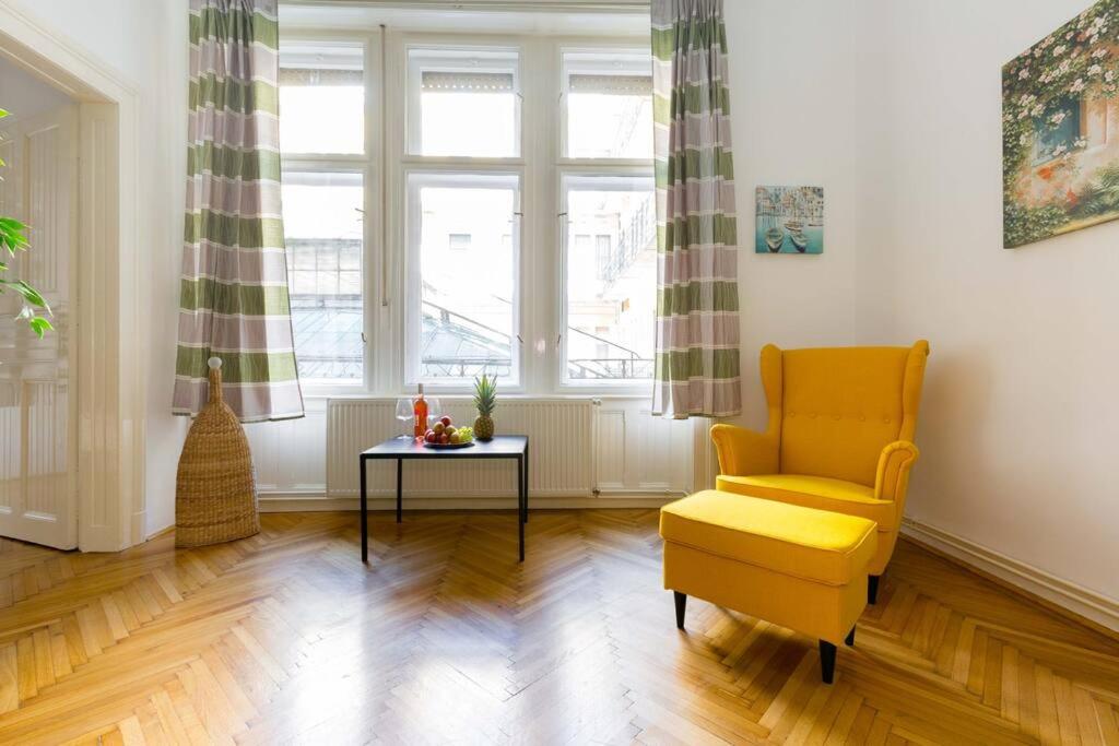 Posedenie v ubytovaní Hidden Gem 1 BR next to OPERA