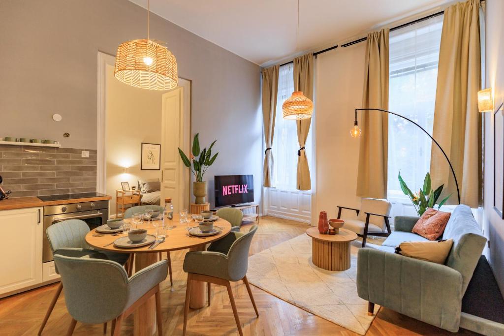 cocina y sala de estar con mesa y sillas en Central Designer 2 bedroom Flat, en Budapest