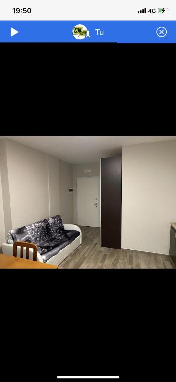 una foto di una camera con un letto in esso di SMAC ad Andria