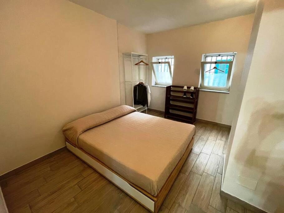 Un dormitorio con una cama y un escritorio. en Lo Studio della Riviera, en Nápoles