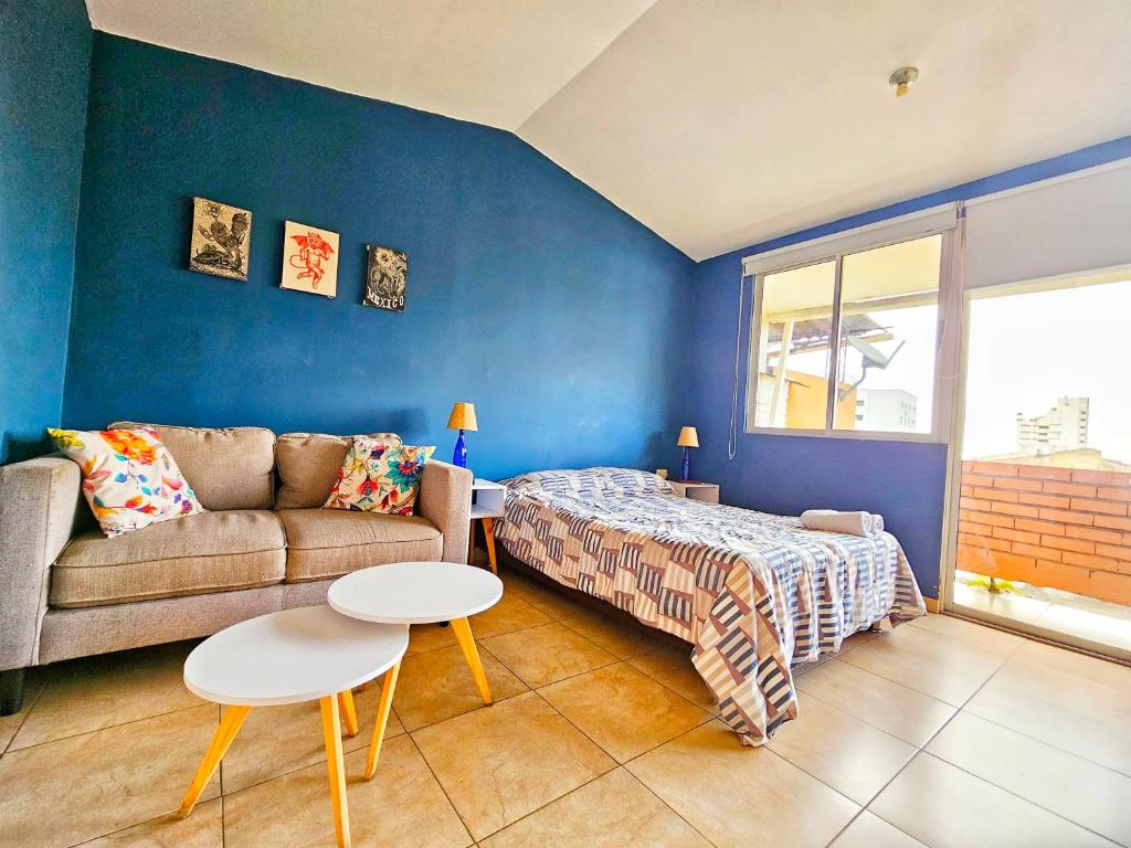Postel nebo postele na pokoji v ubytování Roof Hostel