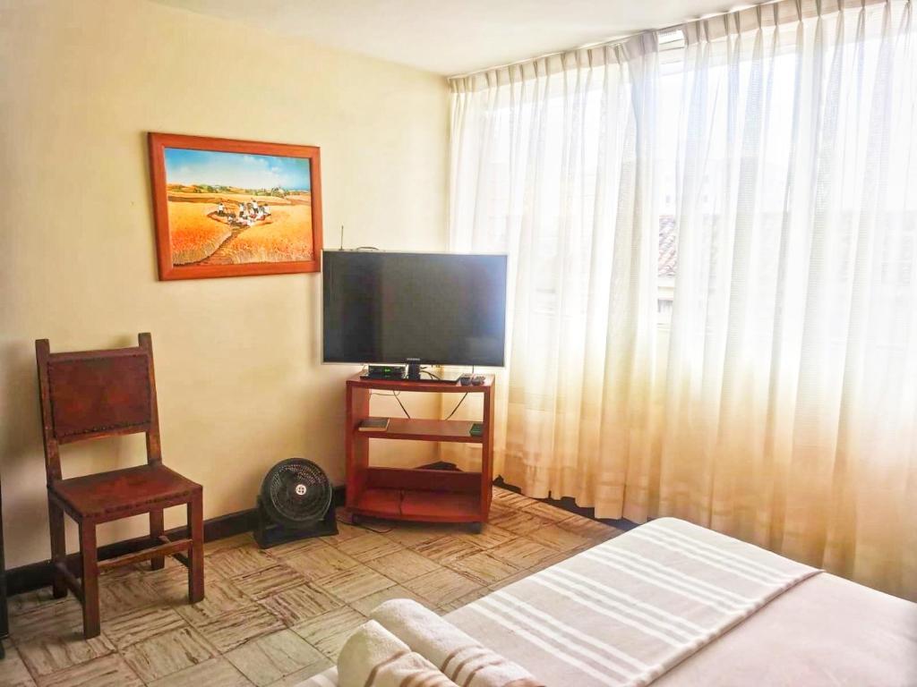 TV a/nebo společenská místnost v ubytování Roof Hostel