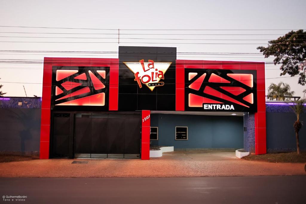 ein Gebäude mit einem Schild an der Seite in der Unterkunft MOTEL LA FOLIA in Ribeirão Preto