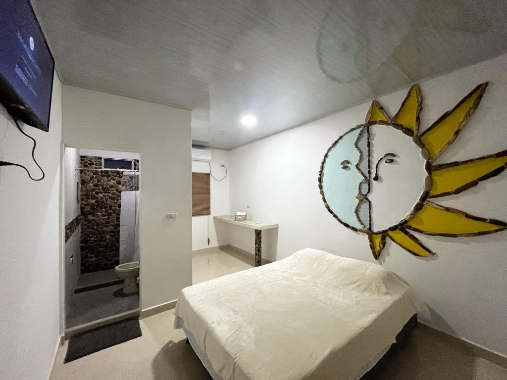 ein Schlafzimmer mit einem Bett und einem Wandgemälde in der Unterkunft Ebenezer Ecocamp in San Francisco