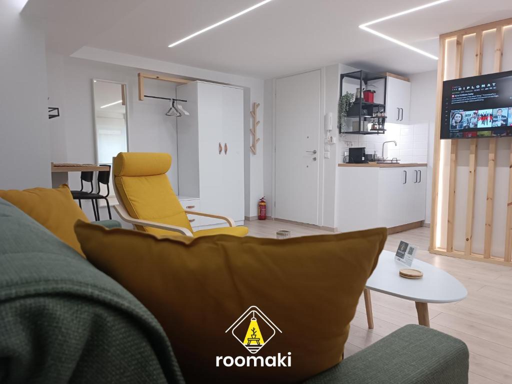 roomaki - new & stylish studio in the center with parking في خالكيذا: غرفة معيشة مع أريكة وطاولة