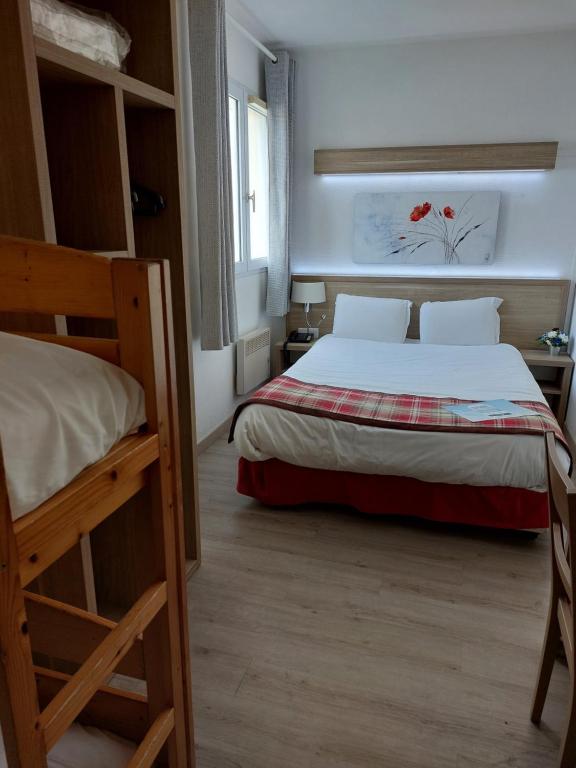 Postel nebo postele na pokoji v ubytování Contact Hotel Utah Beach Carentan