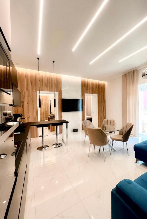 a kitchen and living room with a table and chairs at Doryana Luxury in Naples