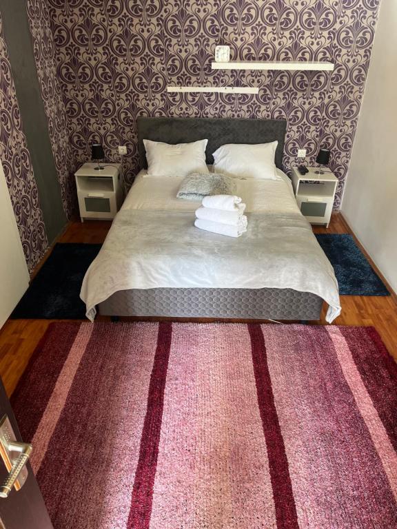- une chambre avec un grand lit et 2 tables de chevet dans l'établissement Casa Privata, à Râșnov