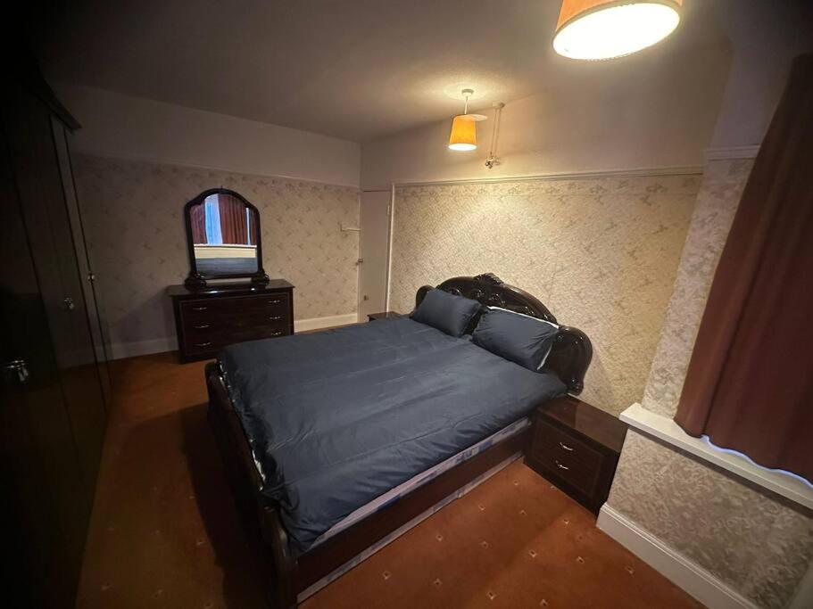 małą sypialnię z łóżkiem i lustrem w obiekcie Sweet dream 1 w Londynie