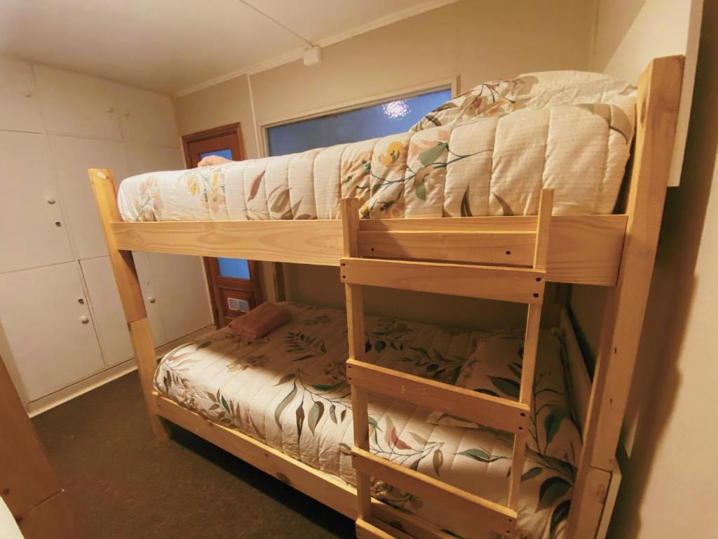 Postel nebo postele na pokoji v ubytování Indomito Sur Hostel