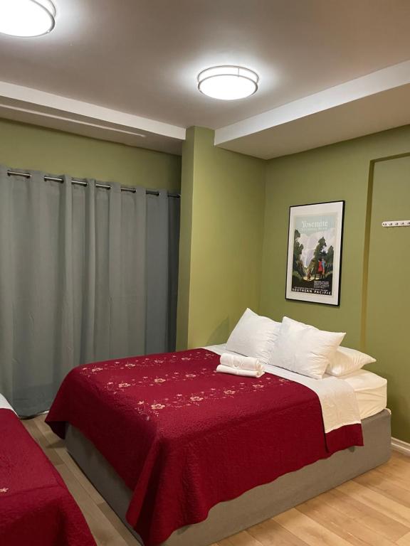 En eller flere senge i et værelse på Private Room w/ Private Full Bathroom & WIFI & AC & Shared Kitchen in Los Angeles
