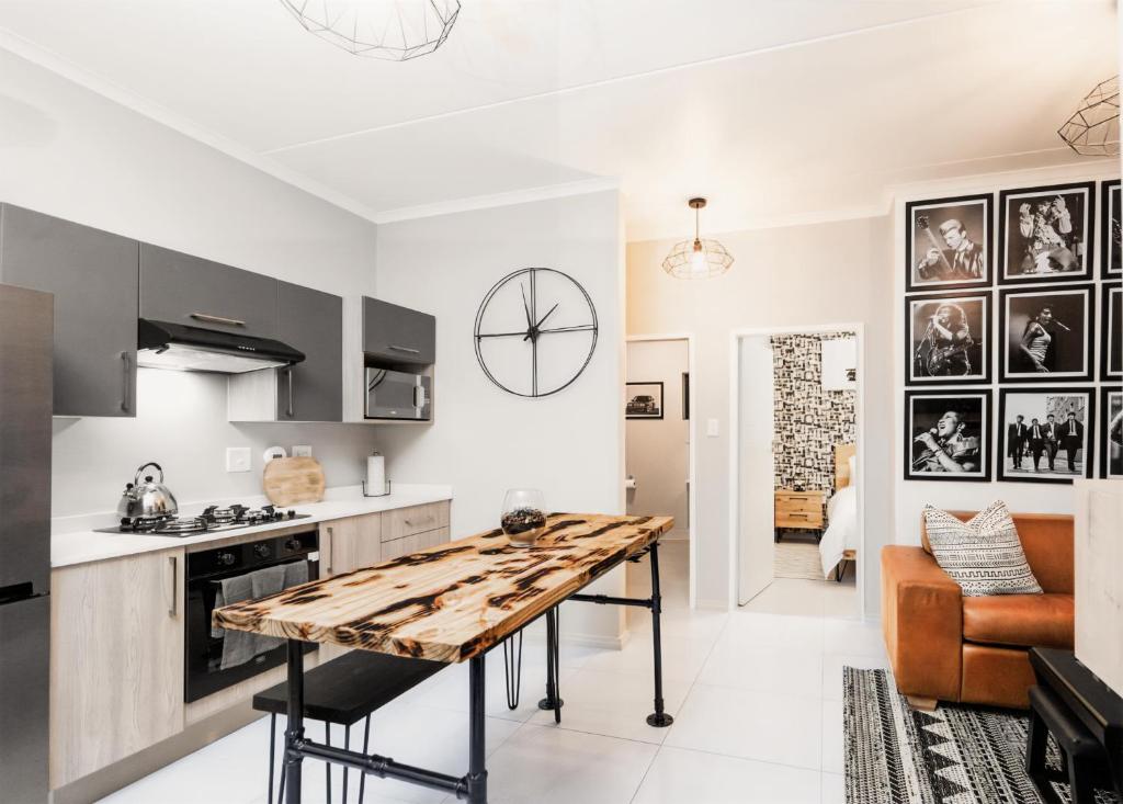 Kuchyň nebo kuchyňský kout v ubytování Midrand Classy & Eclectic 1-Bed w/Throwback Vibes