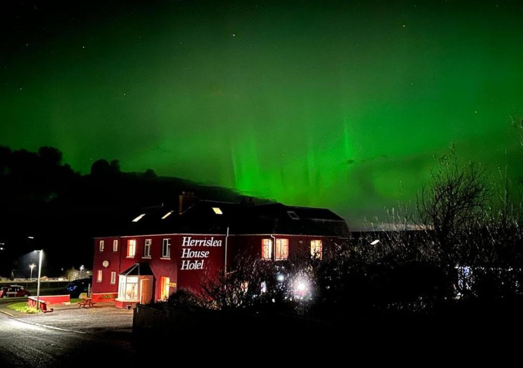 una imagen de la aurora boreal en el cielo en Herrislea House Hotel en Tingwall