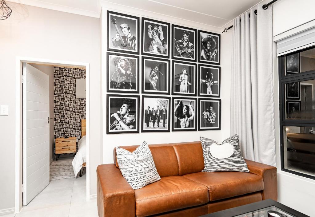 Posezení v ubytování Midrand Classy & Eclectic 1-Bed w/Throwback Vibes