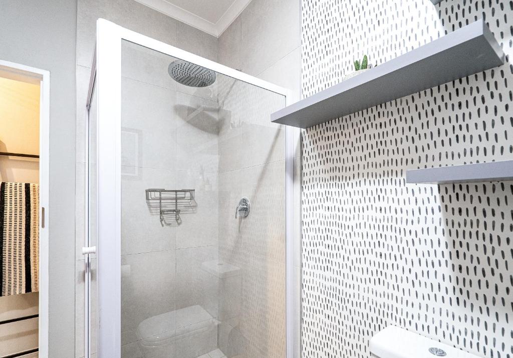 Koupelna v ubytování Midrand Classy & Eclectic 1-Bed w/Throwback Vibes