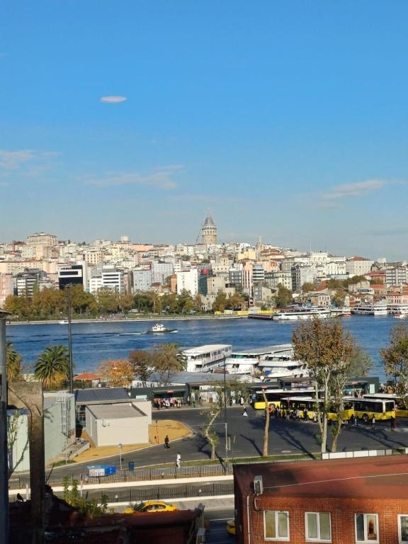 Výhled na řeku, která protéká v blízkosti aparthotelu
