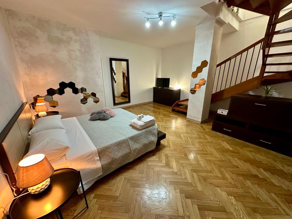 sypialnia z dużym łóżkiem i schodami w obiekcie CASAVACANZETOFFEE w Bolonii