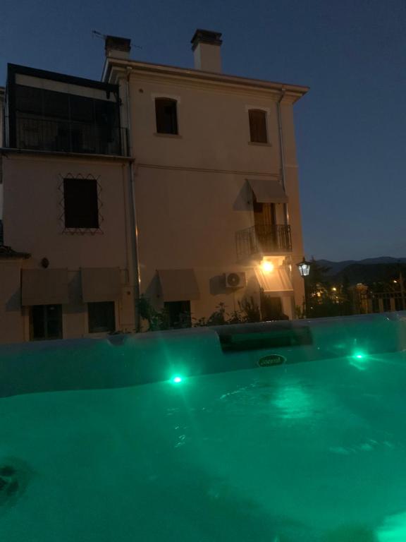 una piscina vacía frente a un edificio por la noche en VILLA MARGHERITA, en Pieve di Soligo