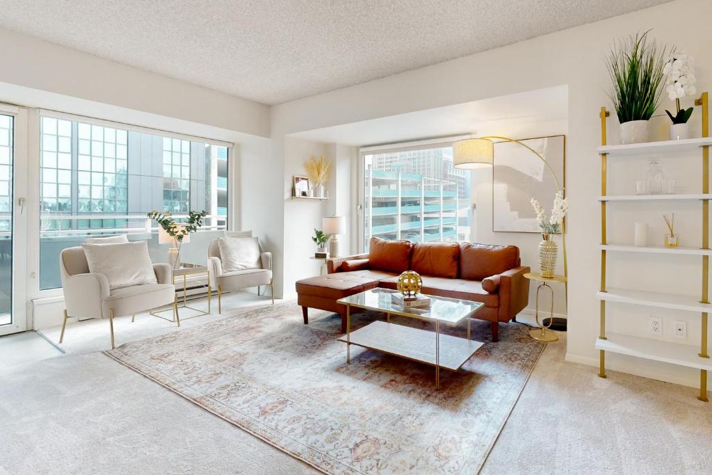 uma sala de estar com um sofá e uma mesa em Golden Eye Seattle em Seattle