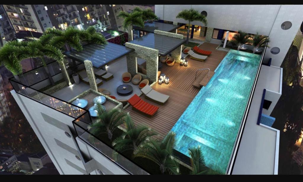 eine Draufsicht auf einen Swimmingpool auf einem Gebäude in der Unterkunft Flat Por Temporada no Edifício Time Maceió-AL in Maceió