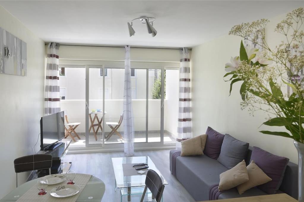 a living room with a couch and a table at LE GREY-JARDIN DES PLANTES-CENTRE DES CONGRES in Angers