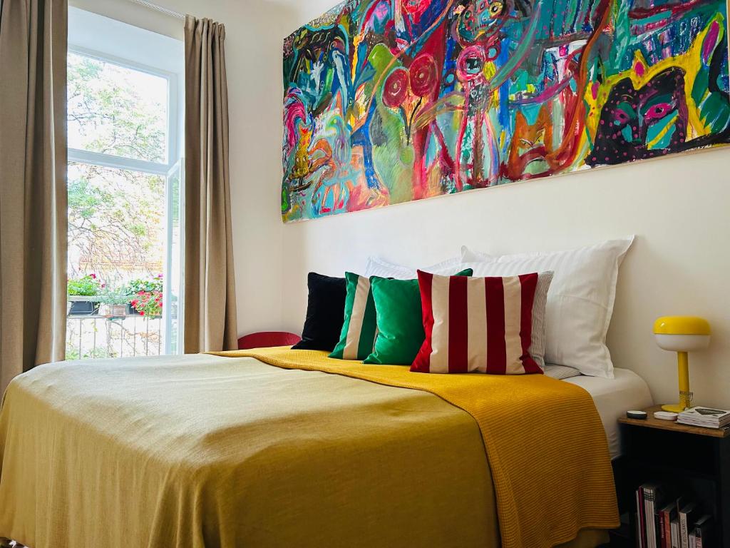 een slaapkamer met een bed met een schilderij aan de muur bij Green balcony & king size bed in Praag