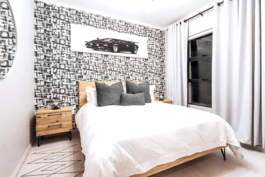 Postel nebo postele na pokoji v ubytování Midrand Classy & Eclectic 1-Bed w/Throwback Vibes