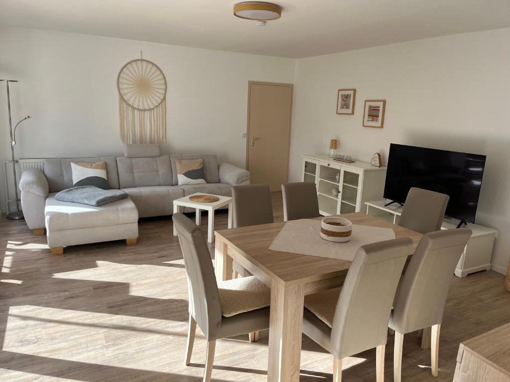ein Wohnzimmer mit einem Tisch, Stühlen und einem Sofa in der Unterkunft Ferienwohnung,Unterkunft Blick Rappenstein in Hausen am Tann