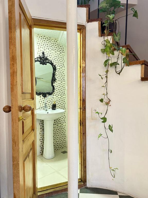 uma casa de banho com um lavatório e um espelho em Bina N28 em Kutaisi