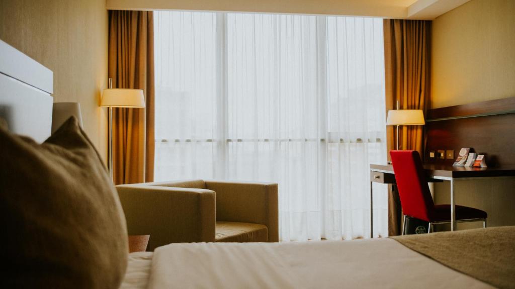 Postel nebo postele na pokoji v ubytování Howard Johnson La Cañada Hotel & Suites