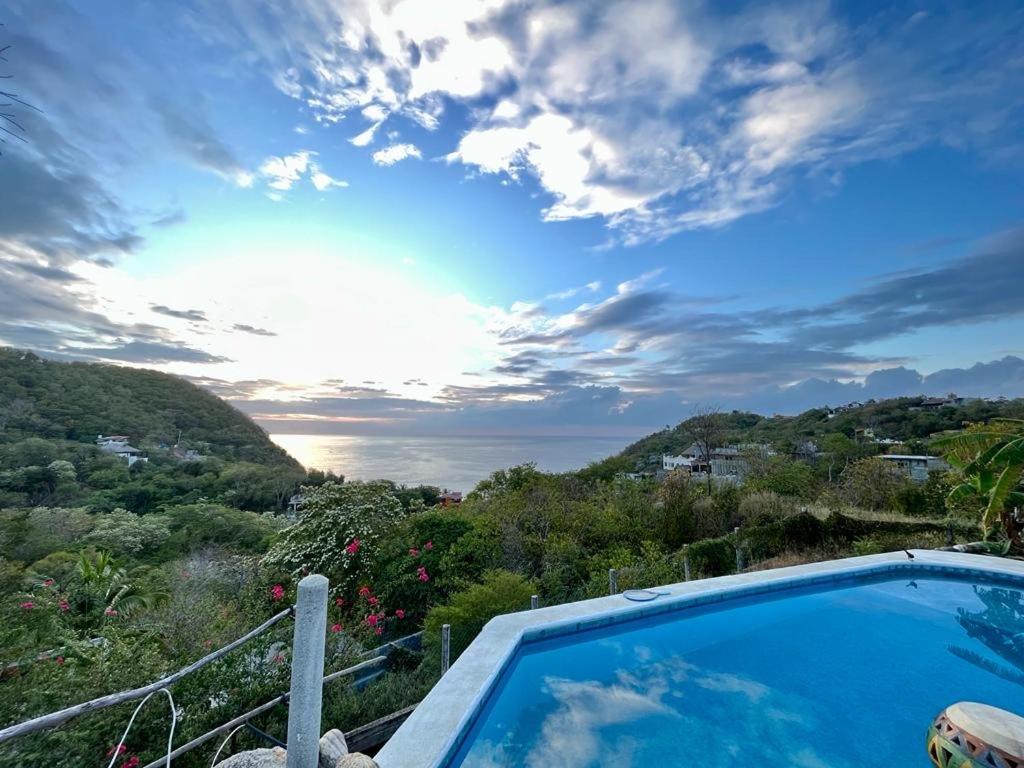una piscina con vistas a la montaña en Casa Macondo, en Puerto Ángel