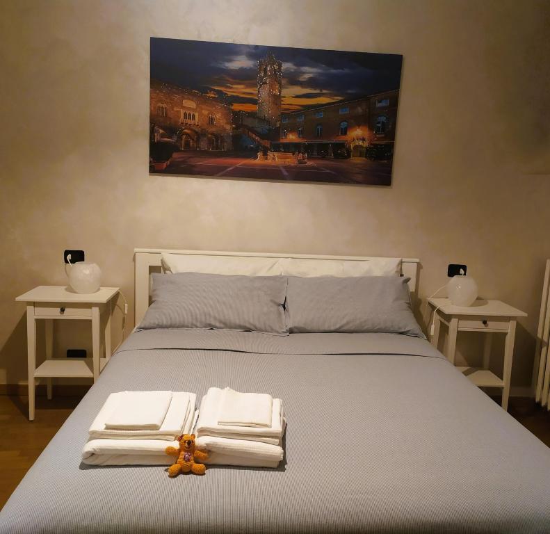 L'ibiscus e il mare في بيرغامو: غرفة نوم عليها سرير وفوط