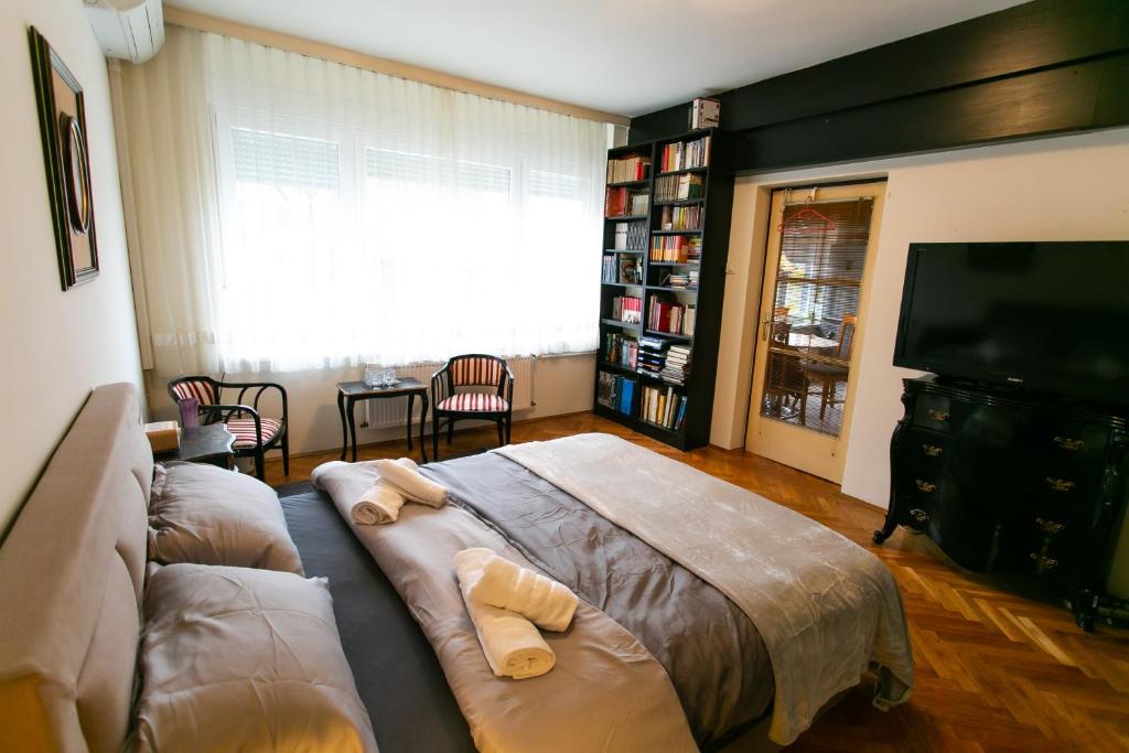 Il comprend un salon doté d'un canapé et d'une télévision à écran plat. dans l'établissement Mali Plac Apartment, à Zagreb