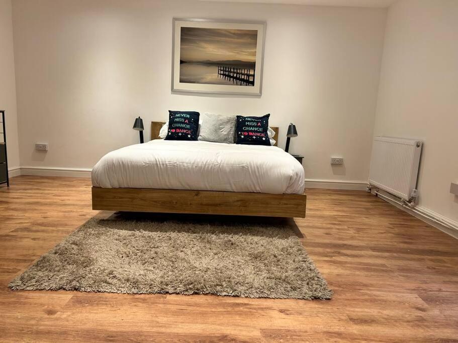 Tempat tidur dalam kamar di Spacious 1-Bed Apt in Stretford