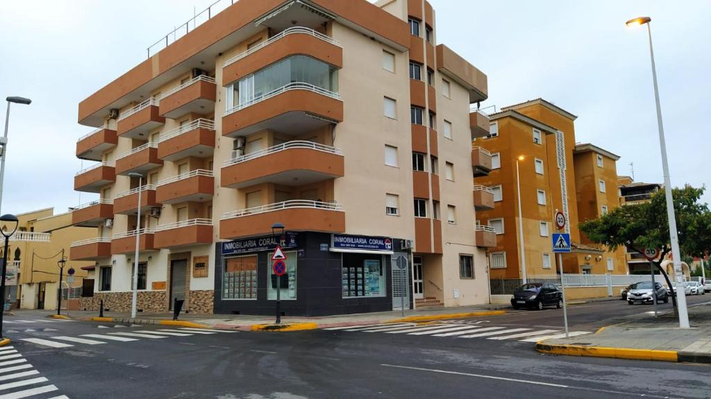 ein großes Apartmenthaus in einer Stadtstraße in der Unterkunft Serena Moncofa in Moncófa