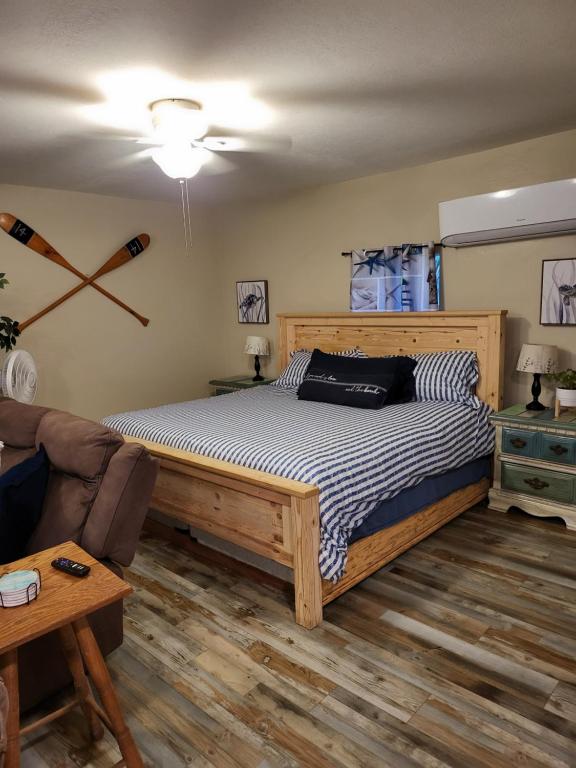 une chambre avec un lit et un canapé dans l'établissement Historic GWALTNEY HOUSE-Cottage at St Andrew's Bay, à Panama City