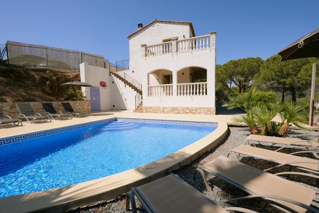 Bazén v ubytovaní Villa Treehouse by Alvent Holidays alebo v jeho blízkosti