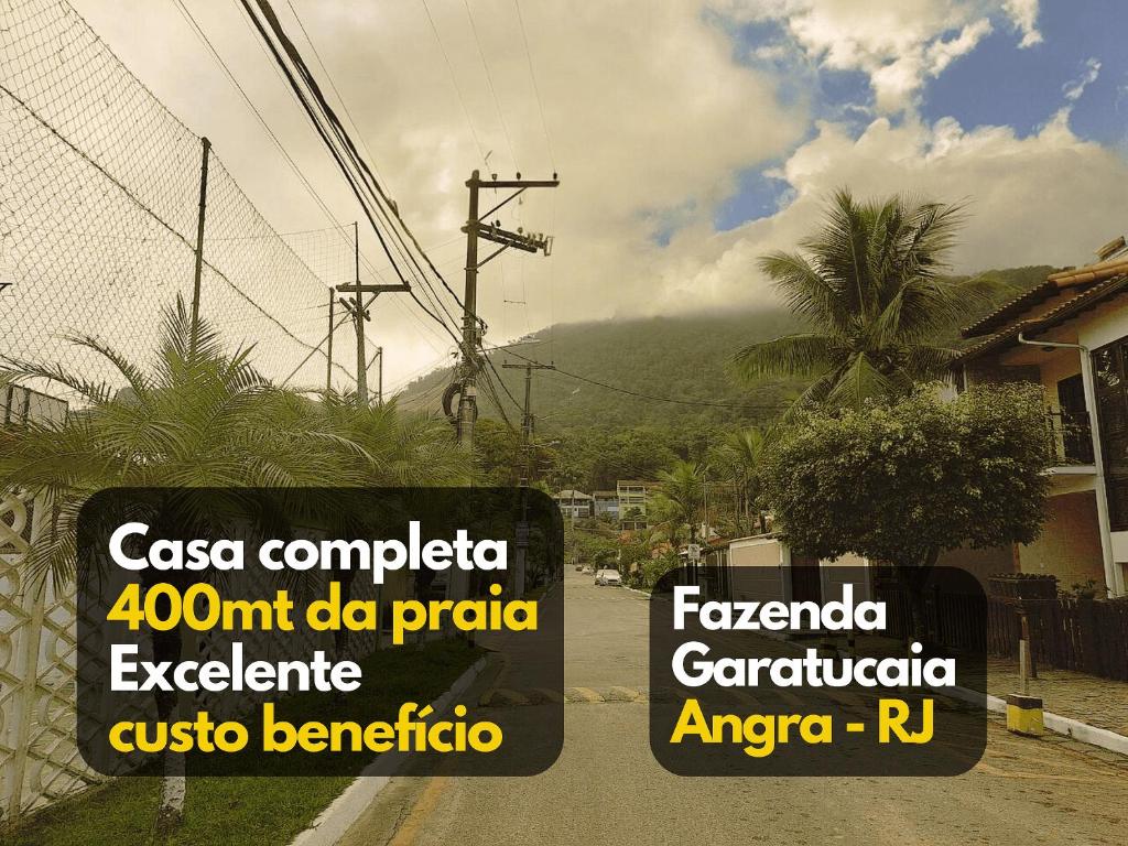 a street with signs on the side of a road at Condomínio Fazenda Garatucaia in Angra dos Reis